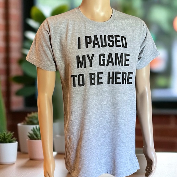 Ann Arbor T-shirt Co. I Paused My Game to Be Here Video Game Joke Phrase T-Shirt - Picture 11 of 16